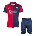 Camiseta Cagliari Calcio Primera Equipación Niño 2023/2024 Camiseta Cagliari Calcio Primera Equipación Niño 2023/2024